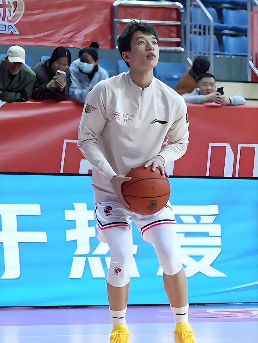关于广东宏远队备战挑战四川队，誓要力争夺冠的信息