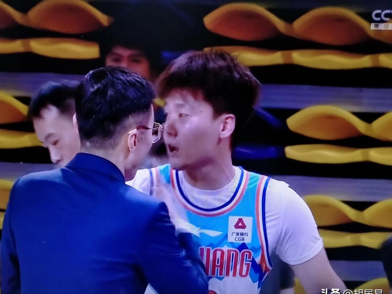 包含新疆男篮遭遇广州队，实力均衡充满对抗的词条