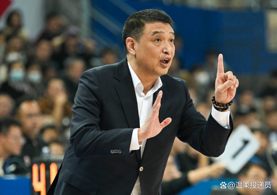闵鹿蕾因个人原因辞职聘请张庆鹏担任主教练