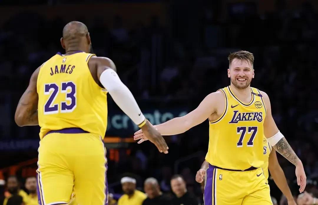 NBA-巴斯家族出售部分湖人股份估值100亿的简单介绍