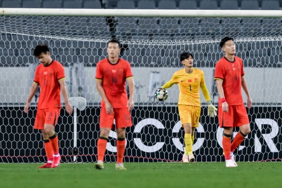 东亚杯-张玉宁失单刀国足0-2不敌日本遭两连败的简单介绍