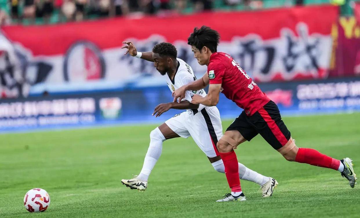 爱体育入口-国足东亚杯遗珠上海海港2-1逆转深圳李新翔19岁连续3轮中超破门