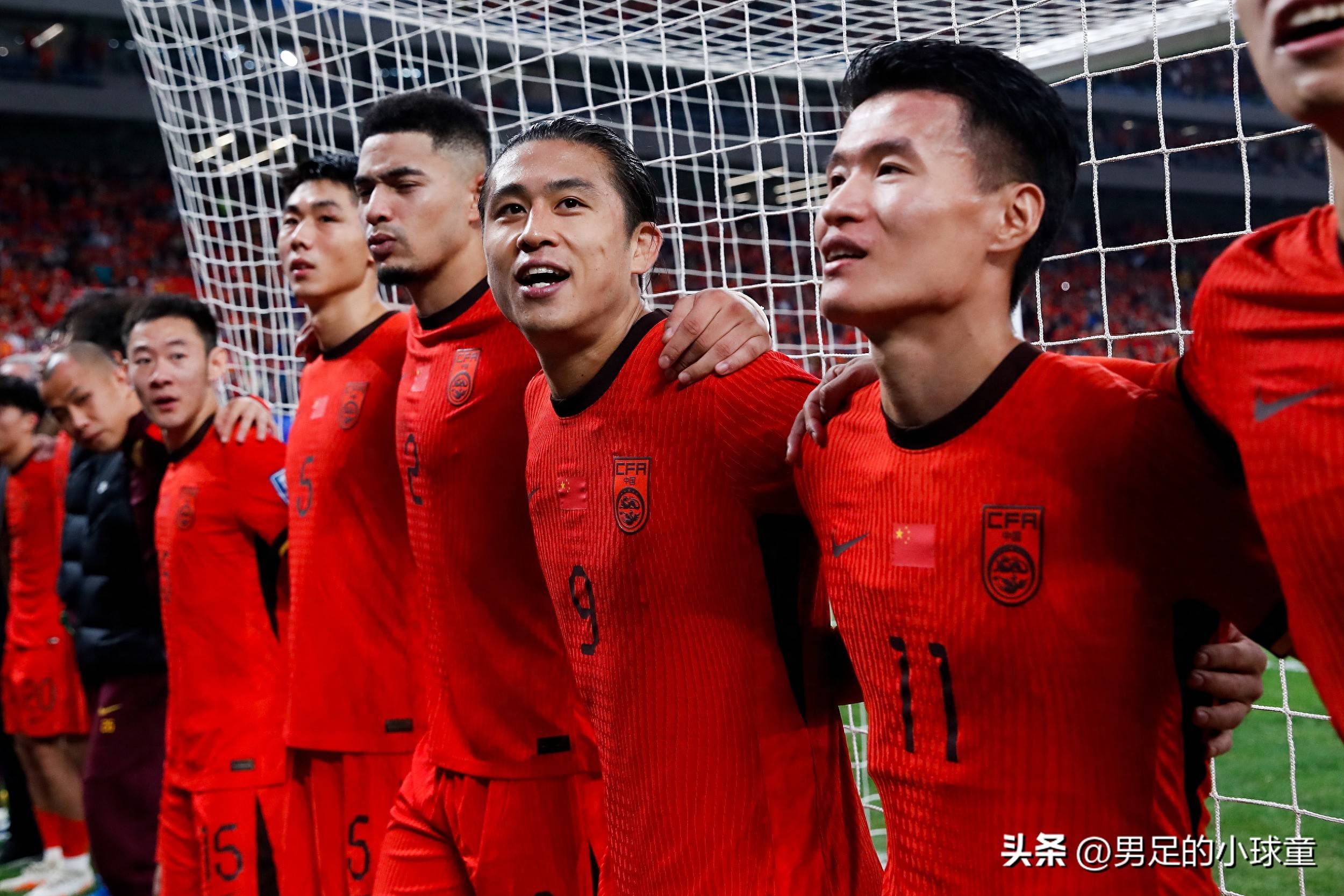 国足东亚杯首战出炉！重回双后腰战术，首发11人浮现