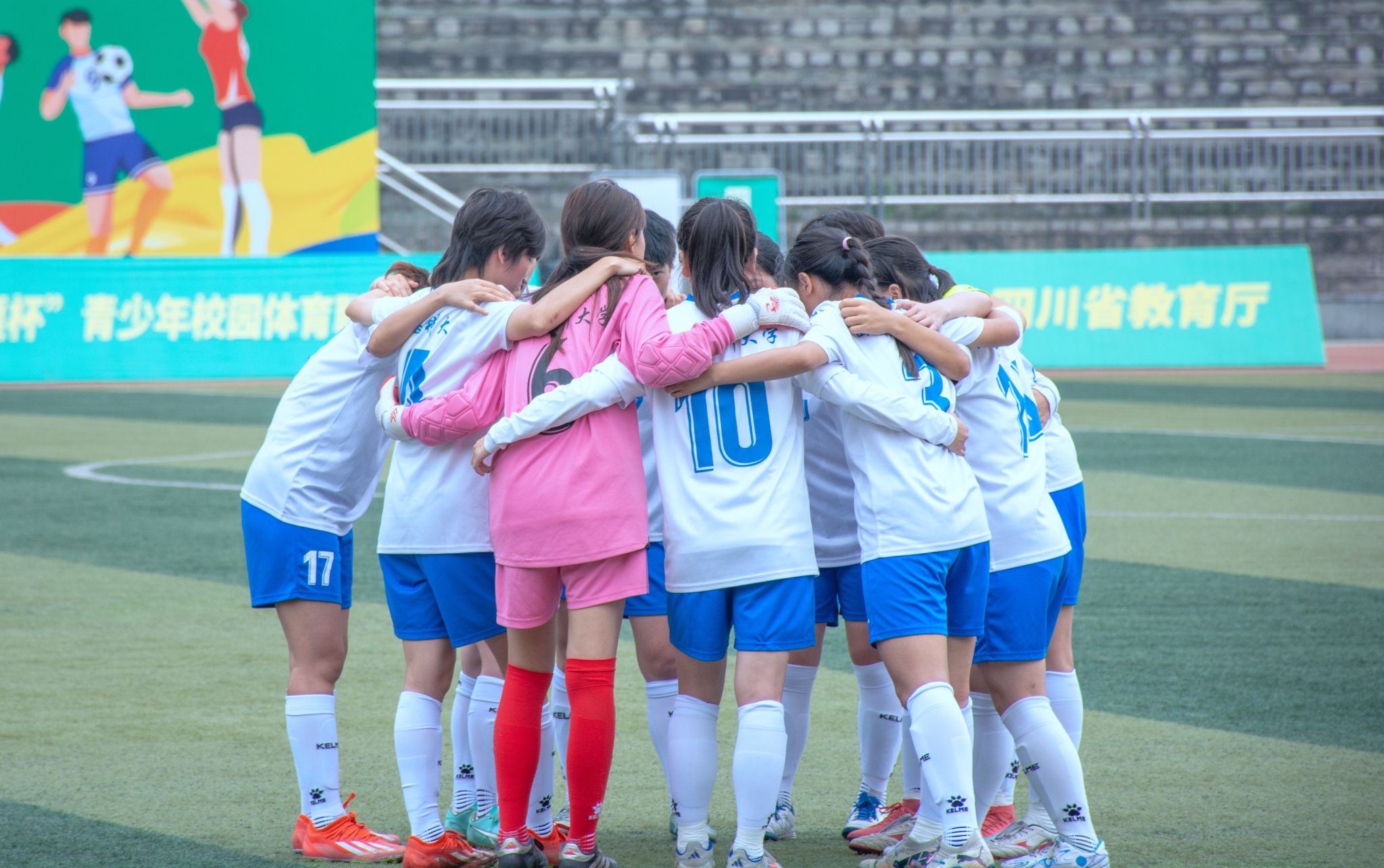 国内女足联赛激烈对决赢得观众欢呼